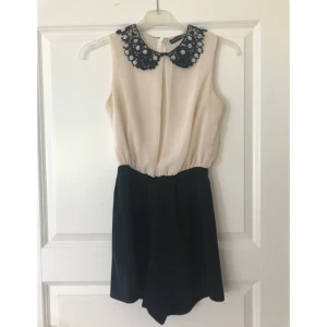  - Fin byxdress med krage med pärlor som detaljer. Endast använd få gånger.