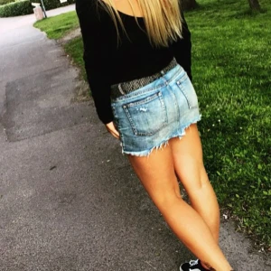  - Säljer min favorit jeanskjol, då den blivit för stor😩 perfekt jeansfärg, perfekt längd. Sååå snygg! Köpt i Malta på pull & bear🌸 fint skick!! Strl 40, passar en M!