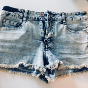  - Jeans shorts från Miami använda 2 ggr. Passar perfekt på storlek 38. Vill man inte ha dem lika tajta som jag så funkar 36 också. Frakt tillkommer. 