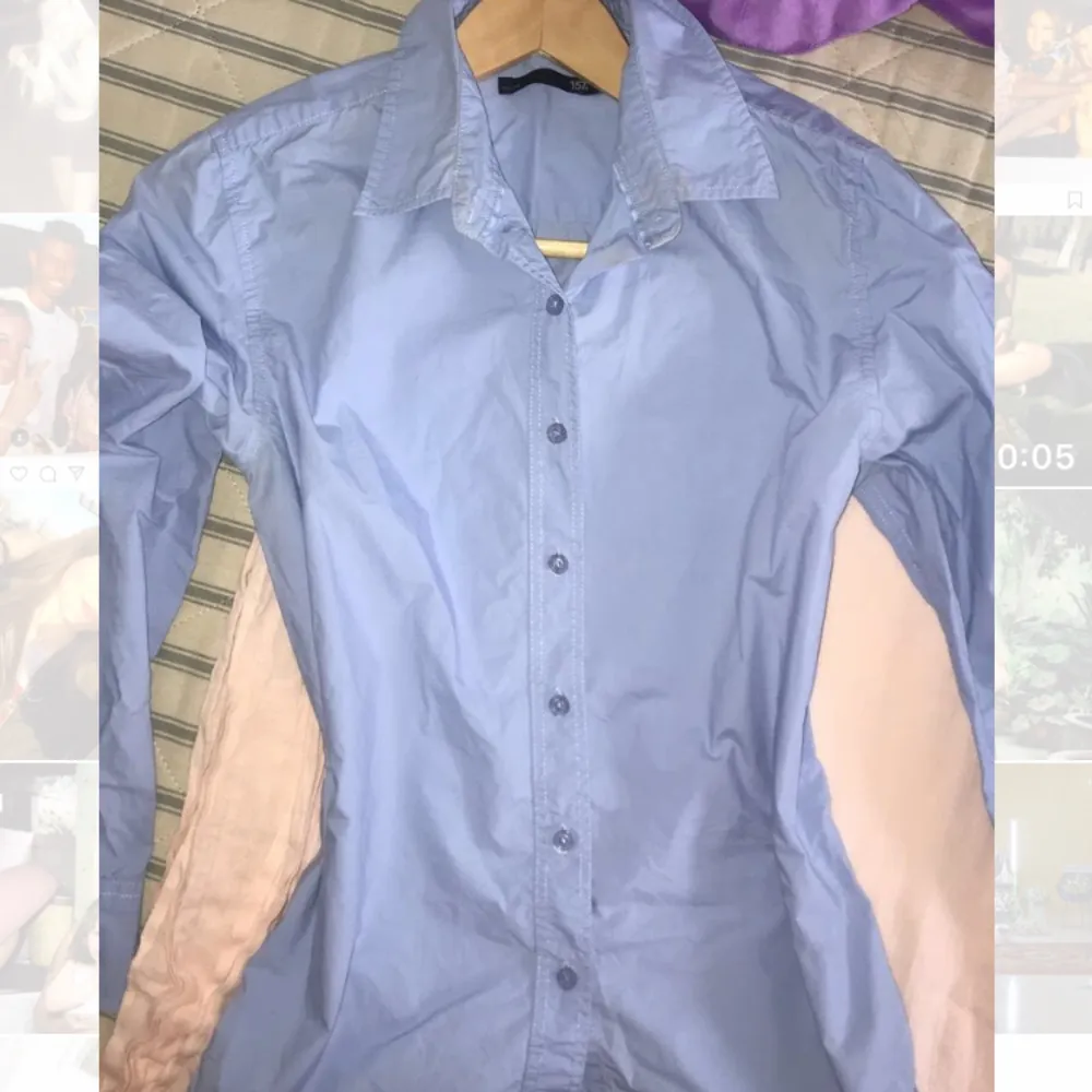 Blå damskjorta från lager 157. Köparen står för frakten :). Skjortor.