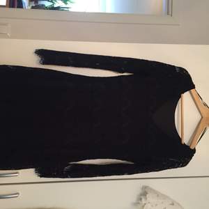 Svart klänning i storlek 38 från Gina Tricot 