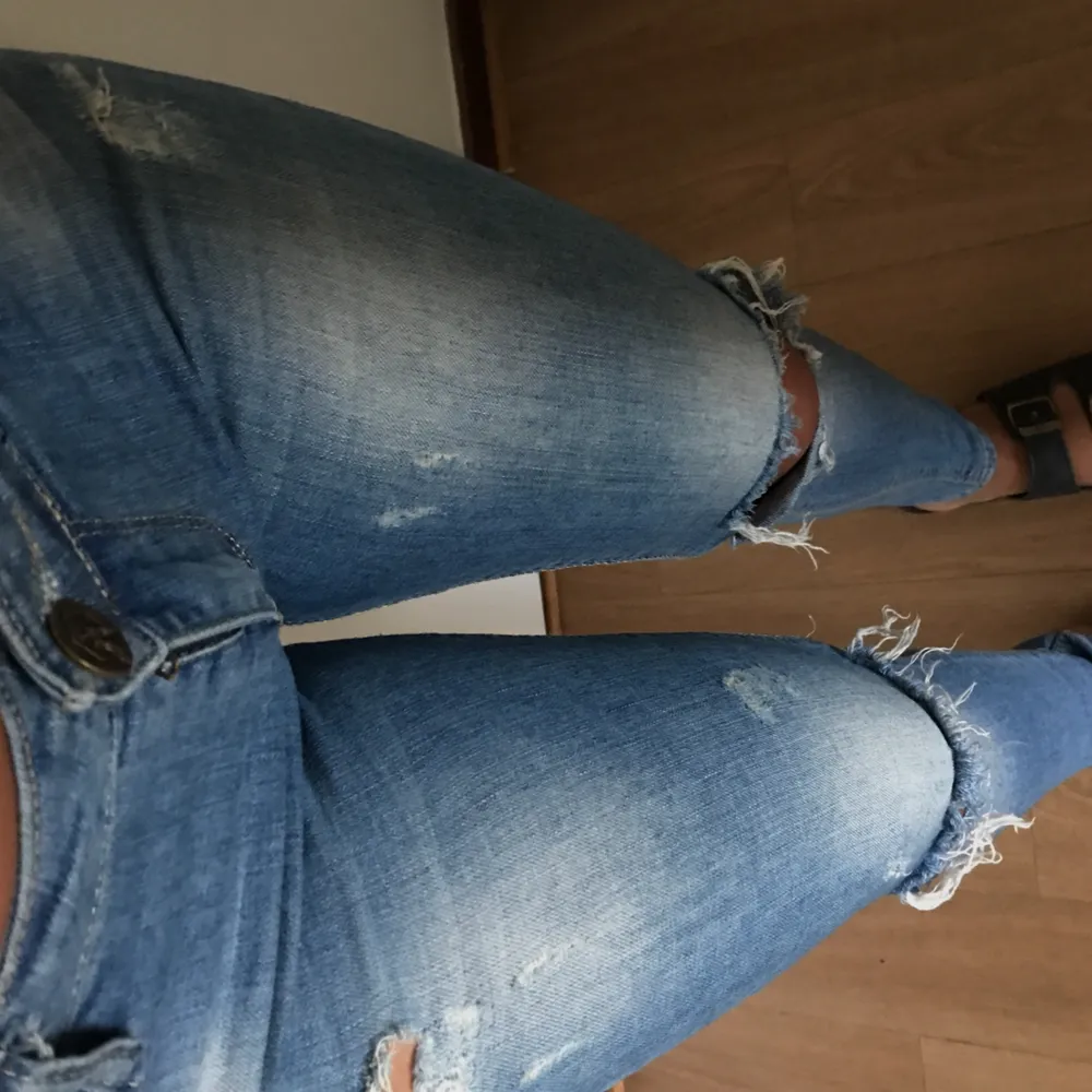 Ett par super snygga jeans som är ganska stretchiga, passar både S & XS. Super fina slitningar. Rumpan sitter fint . Jeans & Byxor.