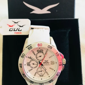  - NYTT!! Student Present Födelsedag en klockan med box  Säljer en GUL klockan av märket GUL. Klockor Nypris 1800kr  Accepterar avhämtning eller så skickas den med postnord eller schenker spårbar frakt.