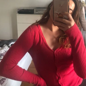  - Älta Tommy tröja, den är knappt använd .Priset går att förhandla, tröja i sig var över 500 när den köptes.