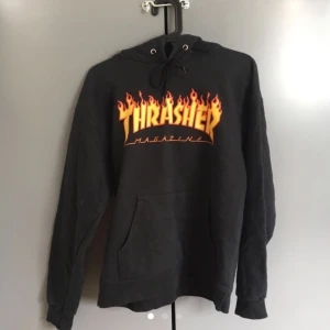  - Svart thrasherhoodie med 🔥flameboi🔥text. Storlek S men passar både M och L beroende på hur man vill den ska sitta. I bra skick, enbart lite stel i materialet efter tvätt. Frakt tillkommer :))