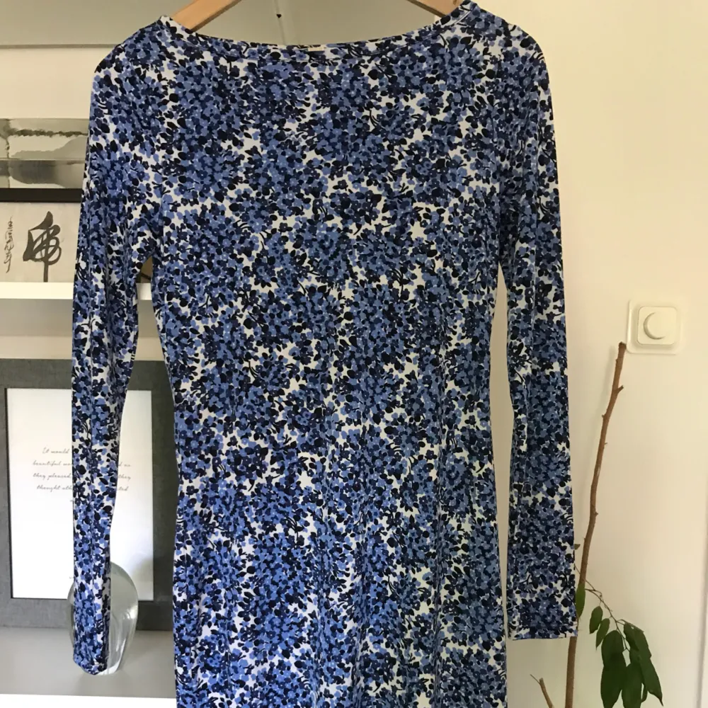 Blå blommig MK klänning storlek xxs/32-34 . Använt 1 ggn . Bara hängt i garderoben . . Klänningar.