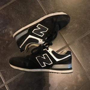  - Svartvita new balance! Köpta second hand men är i bra skick. Säljes pga används inte längre!