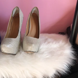  - Klackar med massa stenar. Inköpta från Nelly. Säljes då jag använder dem inte.  Använda vid ett tillfälle 2012. 