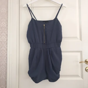  - Fin blågrå shortsdress, reglerbar axelband, guldig dragkedja och fick på sidorna.