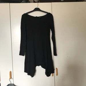  - Tight i ryggen och svanken och lite fladdrig längst ner! Supperfin klänning! Tights i armarna👌🏼👌🏼😍