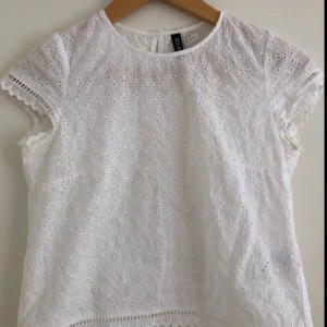  - Jättesöt topp i vit bomull med små blommor i tyget. Säljer pga har blivit för liten!