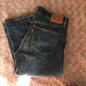  - Modell 314 shaping straight levis jeans, använda ett fåtal gånger, bra skick. Köparen står för frakt , tar endast swish:)