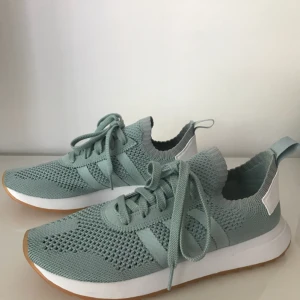  - Oanvända Adidas sneakers, stlk 40 2/3, (US 8 1/2, UK 7). Köparen står för eventuell frakt.