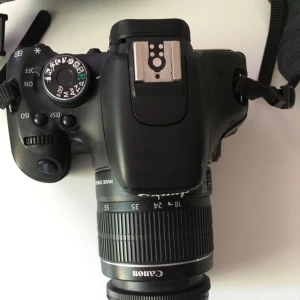  - Canon eos 600D med 18-55mm objektiv. Hel och fint skick. Vridbar skärm, filmar i HD, bra kamera för tex youtube. Med följer ett minneskort på 4GB. Säljes pga att jag bytt till en 700D. 