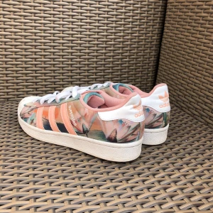  - Adidas superstars stl. 36, knappt använda.  