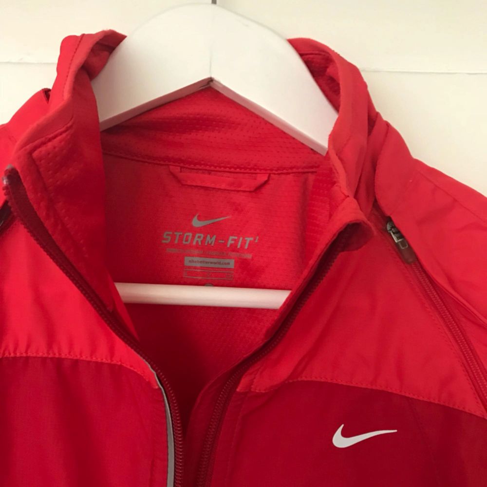 Röd vindjacka från Nike, endast använd en gång. Mycket bra skick och superfin färg! . Jackor.