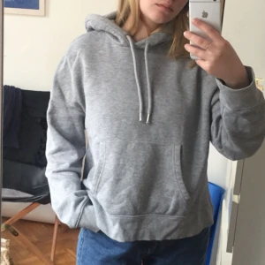  - Grå hoodie i storlek XS men skulle säga att den passar upp till M. Bra skick, säljer pga för många liknande tröjor.