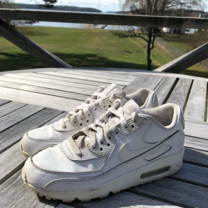  - Vita Nike Air Max i strl 38, något små i storleken.  Sparsamt använda och i fint skick, säljes pågrund av att dom är för små för mig.   Köparen står för frakten