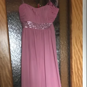  - En långklänning passar bra till bal/bröllop/student/finklänning använd för en kväll på bröllop köpt i bröllopsbutiken som helt ny .  