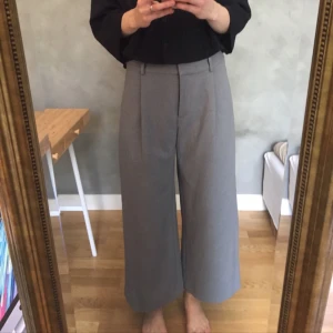  - Säljer dessa underbara byxor från Monki. Endast använt ett fåtal gånger, köpta för 300 kr. Frakt ingår👍🌸