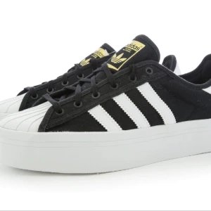  - Nya Adidas skor strl 40 Unika Adidas skor i storlek 40 med hög platå, hög sula. Använda max 2 gånger. Nypris ca 800kr I skinn Går ner vid snabbaffär