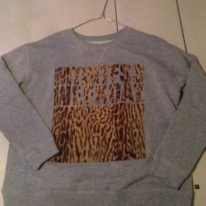 Sweatshirt med leopardtryck fr weekday. Stl M.