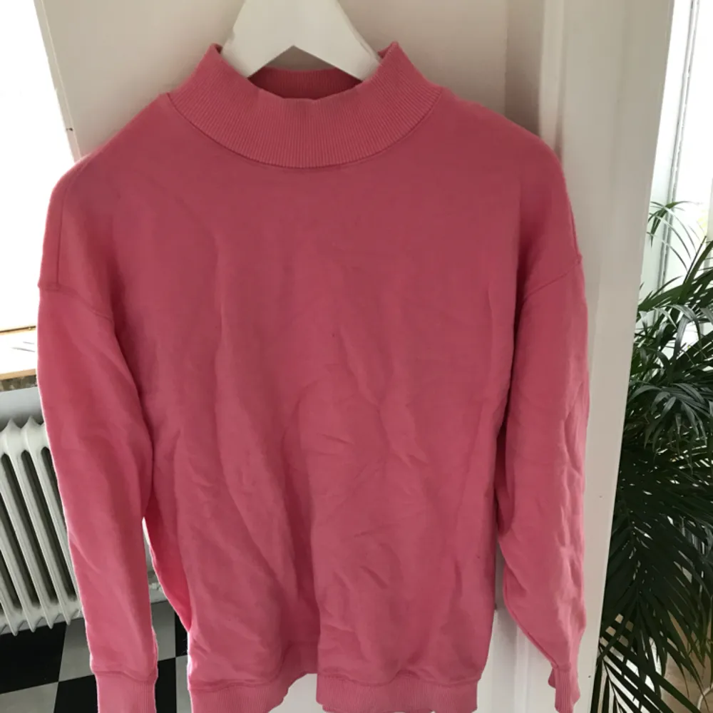 Superfin vintageinspirerad rosa tröja från weekday. . Tröjor & Koftor.