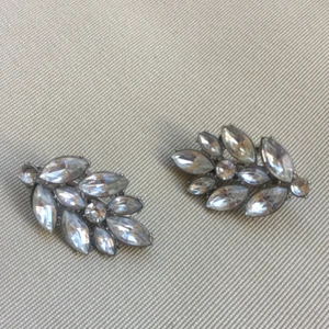 - två hårklämmor med strass. för storlek se bild 3. strålande skick 💎