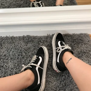  - Vans old skool, super skick använd några gånger men är fortfarande i fin skick! 