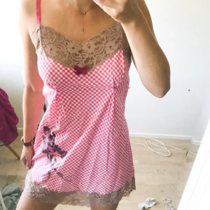  - Odd Mollyklänning i storlek S/XS. Spets och somrigt mönster 😘 Köparen står för frakt 