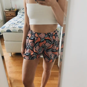  - Färgglada shorts som man både kan klä upp och ner. Sitter supersnygg och är samtidigt sköna! 
