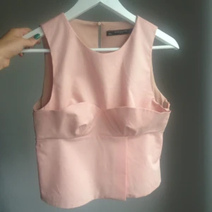  - Rosa festtopp från Zara. Blekrosa i färgen och något styv i tyget så den sitter bra.  Storlek M men passar också S då Zara har små storlekar. Blixtlås i sidan.