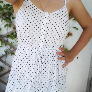  - Jättefin sommarklänning! Resår i midjan så lätt att slänga på sig, passar jättebra såhär på sommarn👌 inklusive frakt!