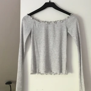  - Ljusgrå off shoulder topp från Brandy Melville