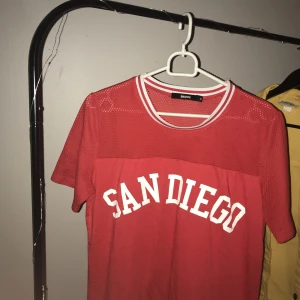  - Skön t-shirt i slappt material med nät upptill. Sparsamt använd. Frakt tillkommer! 