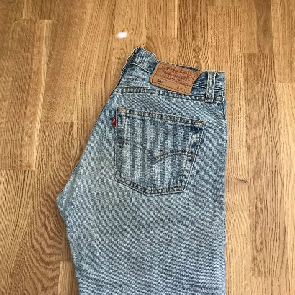 Levis 501 jeans  Strl 27  Söm på bakfickan har gått upp lite, plus litet hål vid fickan (se bild 3). Därav det låga priset.   Kan mötas i Stockholm alt frakta. (Köparen betalar frakt)  Endast swish. . Jeans & Byxor.