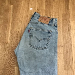  - Levis 501 jeans  Strl 27  Söm på bakfickan har gått upp lite, plus litet hål vid fickan (se bild 3). Därav det låga priset.   Kan mötas i Stockholm alt frakta. (Köparen betalar frakt)  Endast swish. 
