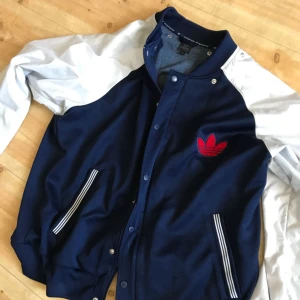  - Fet Jacka från adidas i använt skick. Hämtas i Uppsala eller kan skickas mot fraktkostnad 