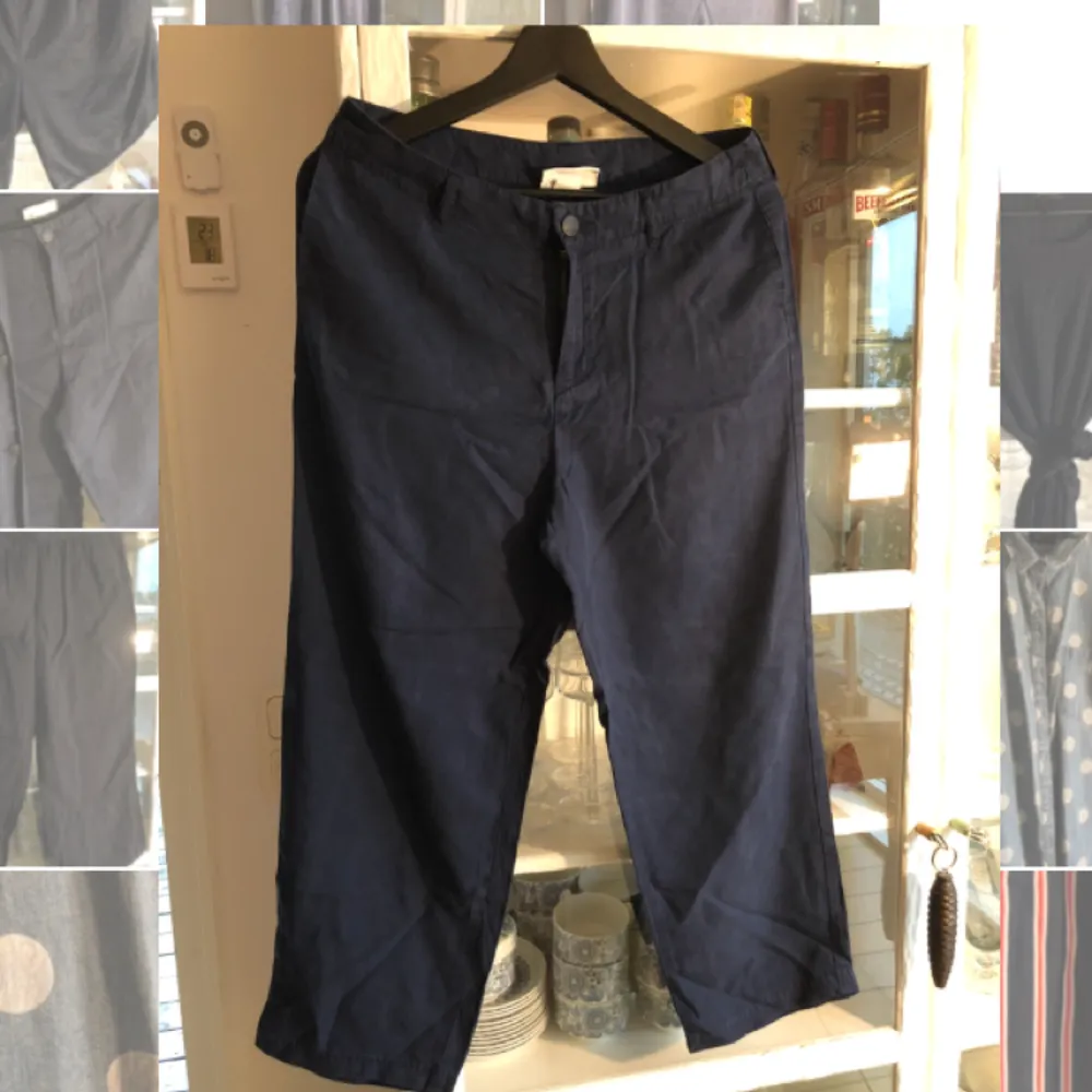 Viskosbyxa kortare modell mörkblå. Finns en tillhörande kappa i mina andra annonser. Jättefint set.. Jeans & Byxor.