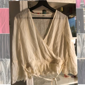  - Tunn blus från okänt märke. Oanvänd. Jättefin. Fraktar mot kostnad, har katt.