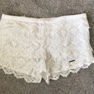  - Somriga shorts med dragkedja på sidan