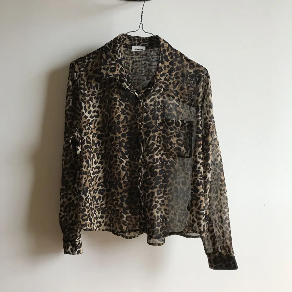 Leopardmönstrad skjorta/blus från Weekday. Storlek M, i fint skick. Köparen står för frakten. ✨. Skjortor.