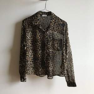Leopardmönstrad skjorta/blus från Weekday. Storlek M, i fint skick. Köparen står för frakten. ✨