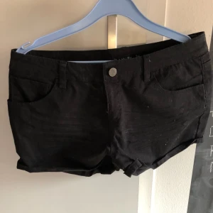  - Svarta shorts från New Yorker, står storlek 36 skulle nog säga att de passar 38 bättre då de är ganska stora i midjan! Aldrig använda! Köparen står för frakt🌸