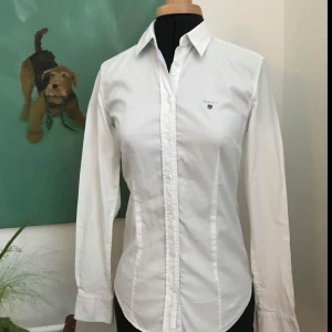  - Gant skjorta. Vit. Storlek 34. Endast använd ett fåtal gånger. Fint skick! Priset är inkl frakt!🍄🌵🌼👩‍🌾