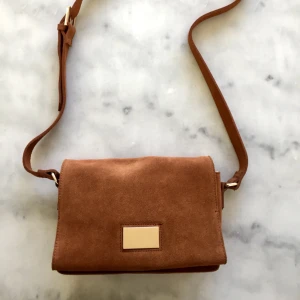  - Axelbandsväska i brun mocka, använd ett fåtal gånger. Skickas/mötas i uppsala🌟