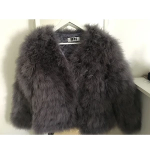 Grå fjäderjacka - Super fin grå fjäderjacka (fake) från DM. I nyskick! 