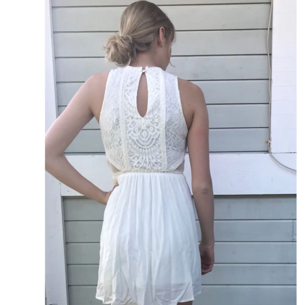 Såååå fin klänning från H&M😍 använd en gång vid en avslutning! Den är lite of-white men syns inte riktigt  i kameran:) dragkedja i sidan och knapp i ryggen Frakt: 55kr. Klänningar.