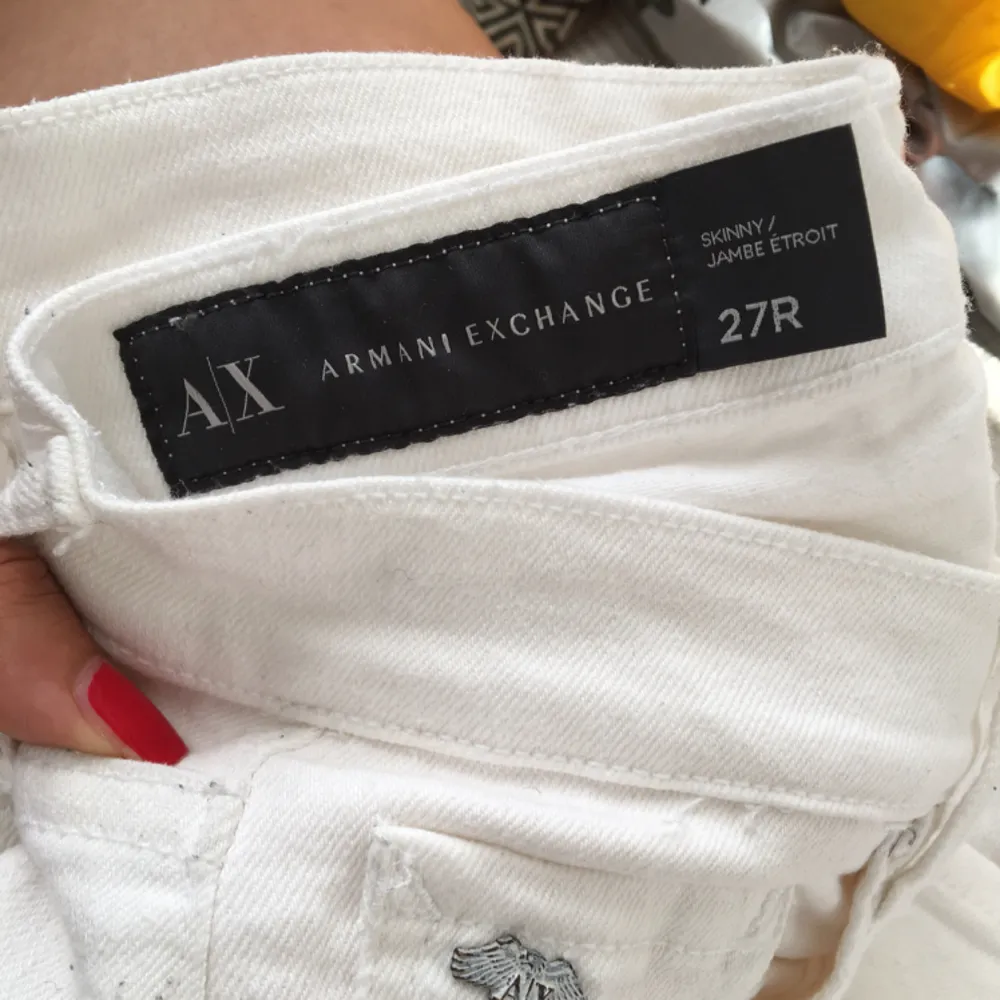 Aldrig använda äkta Armani exchange vita jeans. Nypris 1600 kr (inköpta i USA). Strl 27 (midja), skinny model, lågmidjade. Passar en s-m bäst. Väldigt fräscha och somriga, men tyvärr för små för mig.. Jeans & Byxor.