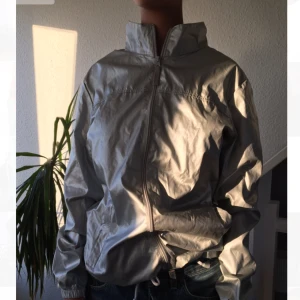  - Reflexjacka med trycket ”cinema mon amour” på ryggen. Tunn, perfekt för svala sommarkvällar. Använd max 2 gånger. Passar löst på en S (bild) till tajt på en liten L.